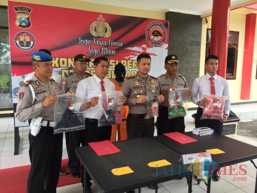 Polres Blitar pres rilis ungkap kasus penggerebekan rumah karaoke yang sediakan kencan pemandu lagu.(Foto : Team BlitarTIMES)
