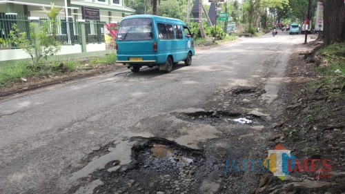 Kondisi jalan berlubang di Jalan Madyopuro, Kota Malang. (Pipit Anggraeni/MalangTIMES).