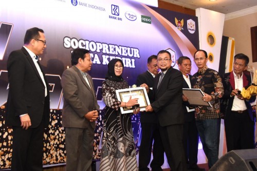 Kepala Disperindag Kota Kediri Yetty Sisworini saat menerima penghargaan Kadin Award. (eko Arif s /JatimTimes)