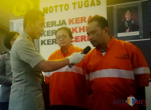 Kapolresta Malang Kota, AKBP Leonardus Sinarmata saat menanyai pelaku tentang hasil dari kejahatan (Anggara Sudiongko/MalangTIMES)
