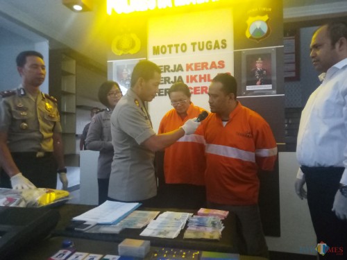 Kapolresta Malang Kota, AKBP Leonardus Sinarmata saat menginteogasi pelaku penipuan dan penggelapan (Anggara Sudiongko/ MalangTIMES)