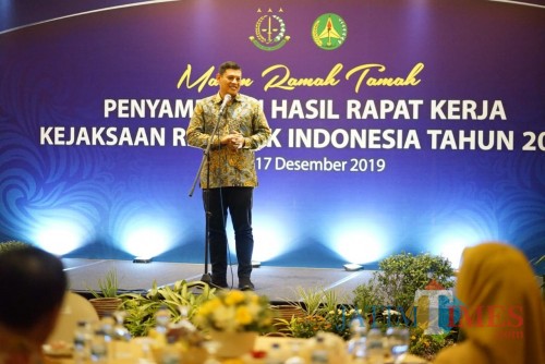 Walikota Kediri Abdullah Abu Bakar saat memberikan sambutan dalam jamuan makam malam bersama Kejati Jatim . (eko Arif s /JatimTimes)