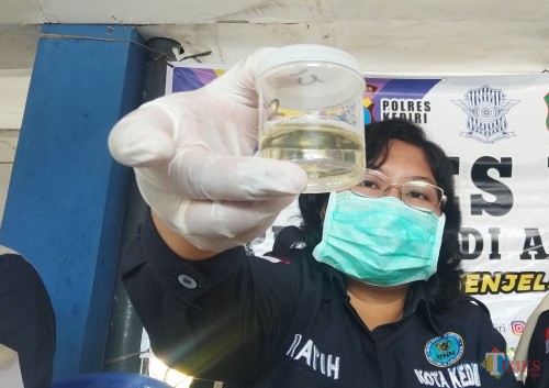Petugas BNN Kota Kediri saat menunjukkan sempel urine. (eko Arif s /JatimTimes)