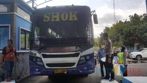 Sejumlah kendaraan angkutan umum diperiksa Satlantas Polres Blitar.(Foto : Team BlitarTIMES)