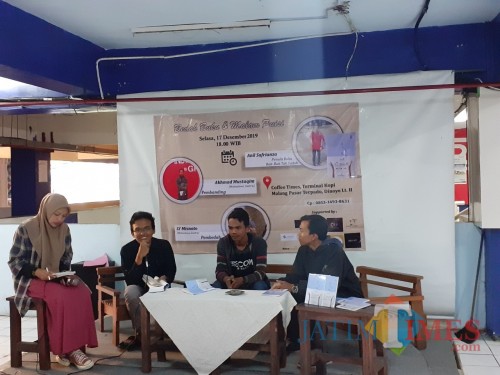 Suasana bedah buku Bait-Bait Tak Sudah di Coffee Times, Selasa malam (17/12) (Arifina Cahyanti Firdausi/MalangTIMES)