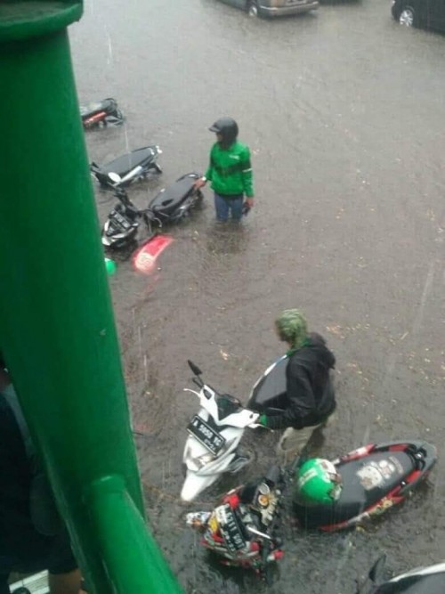 Motor ojek yang terjebak banjir Jakarta ( Akun FB Birgaldo Sinaga)