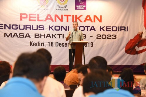 Sekda Kota Kediri Budwi Sunu saat memberikan sambutan dalam pergantian Ketua KONI. (Eko Arif S / JatimTIMES)