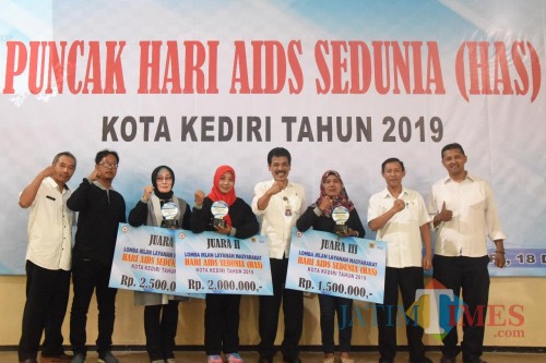 Puncak Peringatan Hari AIDS Sedunia (HAS) Kota Kediri dihadiri oleh Asisten Pemerintahan dan Kesra Mandung Sulaksono di Balai Kelurahan Banjaran, Rabu (18/12). (Foto: Ist)