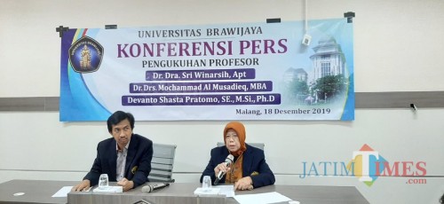Profesor bidang Mikrobiologi dari Fakultas Kedokteran UB, Prof Dr Dra Sri Winarsih MSi Ap. (Pegang mic) (Foto: Imarotul Izzah/MalangTIMES)