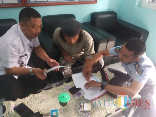 Son Haji (tengah), napiter di Lapas Blitar resmi hirup udara bebas.(Foto : Team BlitarTIMES)