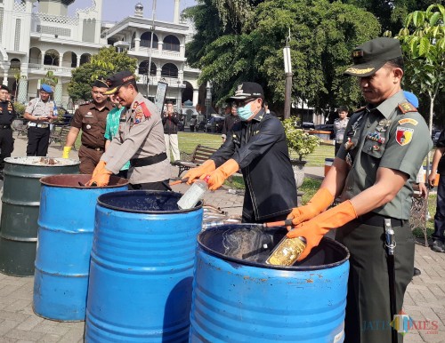 Jajaran Forkopimda saat melalukan pemusnahan miras di Alun-Alun Kota Malang, Kamis (19/12) (Arifina Cahyanti Firdausi/ MalangTIMES)