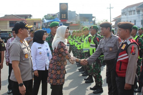 Wali Kota Batu Dewanti Rumpoko bersama Kapolres Batu AKBP Harviadhi Agung Prathama saat mengecek kesiapan personel saat Apel Operasi Lilin Semeru di Alun-alun Kota Batu, Kamis (19/12/2019).