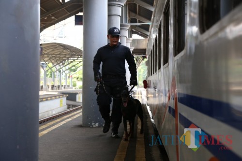 Pengecekan keamanan oleh tim siaga PT KAI Daop 8 Surabaya (Istimewa).