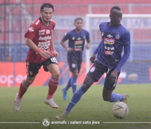 Makan Konate (bawa bola) saat menghadapi Bali United di pekan ke 33 Liga 1 2019 (official Arema FC)