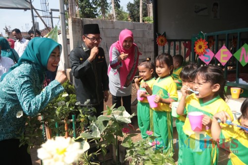 Wali Kota Malang Sutiaji dan Ketua TP PKK Kota Malang Widayati Sutiaji saat mendampingi anak-anak belajar sikat gigi di Posyandu Delima RW 3 Kelurahan Madyopuro Kota Malang (Humas Pemkot Malang for MalangTIMES).