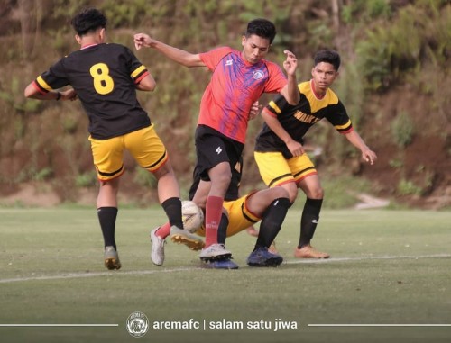 Titan Agung (merah) saat berebut bola dengan tim lokal Malang (official Arema FC)