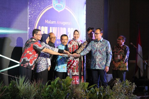 Wali Kota batu Dewanti Rumpoko (tiga dari kanan) bersama Wakil Wali Kota Batu Punjul Santoso (empat dari kanan) saat memencet tombol di-launching-nya aplikasi Among Abdi Praja di Graha Pancasila, Balai Kota Among Tani, Kamis (19/12/2019) malam (Foto: Humas Pemkot Batu)