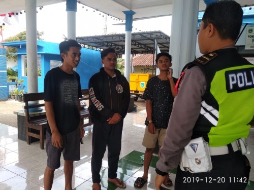 Para pemuda pemeran video viral mandi sambil mengendarai motor saat menjalani pembinaan di hadapan anggota kepolisian Polres Malang (Foto : Satlantas Polres Malang for MalangTIMES)