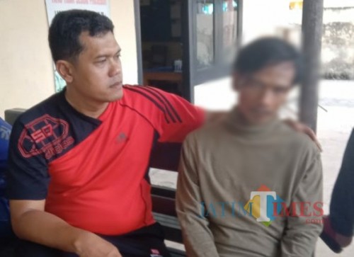 Kapolsek AKP Maga Fidri Isdiawan bersama Tersangka SPR saat di amankan di Polsek Campurdarat / Foto : Istimewa / Tulungagung TIMES