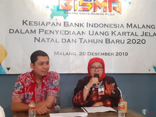 Kepala Tim Sistem Pembayaran, Pengedaran Uang Rupiah, Layanan dan Administrasi KPwBI Malang Rini Mustikaningsih (kanan) saat memaparkan kesiapan BI menyambut libur Nataru. (Arifina Cahyanti Firdausi/MALANGTIMES)