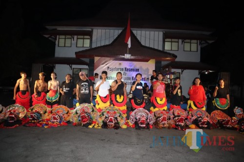 Pare seniman tari rampak barong saat mengikuti pagelaran kesenian dan workshop. (eko Arif s /JatimTimes)