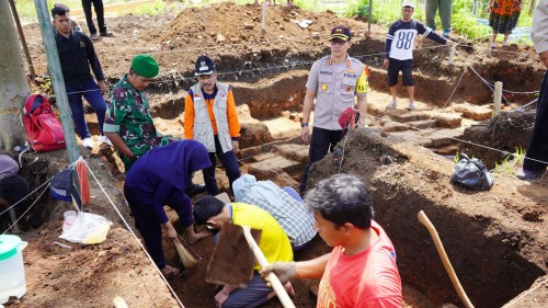 Wakil Wali Kota Batu Punjul Santoso bersama Kapolres Batu AKBP Harviadhi Agung Prathama saat melihat tim BPCB Jawa Timur di Desa Pedem, Kecamatan Junrejo, Jumat (20/12/2019).