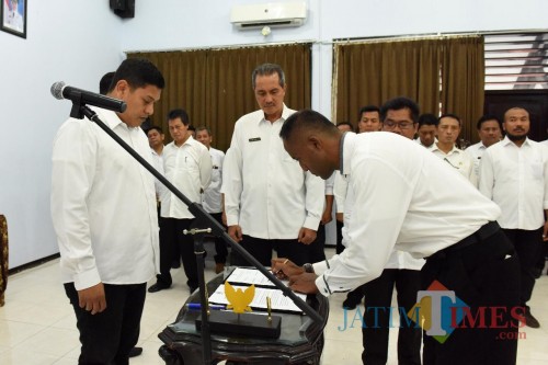 Wali Kota Kediri Abdullah Abu Bakar saat melantik pejabat baru. (eko Arif s /JatimTimes)