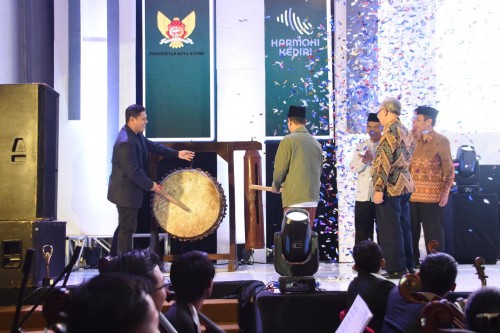 Wali Kota Kediri Abdullah Abu memukul gong saat menghadiri agenda tahunan English Massive. (eko Arif s /JatimTimes)