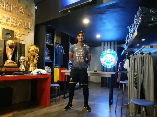 Jayus Hariono saat mengenakan jersey ketiga Arema musim 2020. (Hendra Saputra)