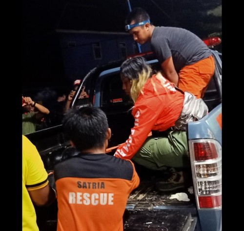 Petugas saat mengevakuasi jenazah korban yang meninggal akibat terseret ombak untuk dibawa ke kamar mayat RSSA Kota Malang. (Foto : Istimewa)