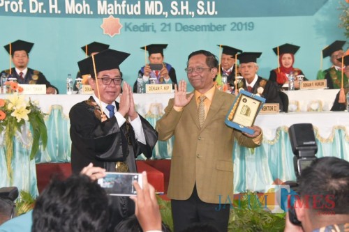 Menko Polhukam Mahfud MD saat menghadiri wisuda sarjana Uniska. (eko Arif s /JatimTimes)