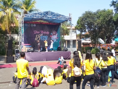 Suasana saat para mahasiswa FEB menggelar Dies Natalis Ke-18. (Anggara Sudiongko/MalangTIMES)