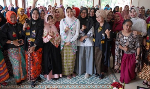 Wali Kota Batu Dewanti Rumpoko saat berfoto bersama komunitas wanita bekerja profesional (ProWomen), di Gardenia Cafe Kota Malang, Sabtu (21/12/2019).(Foto: Humas Pemkot Batu)