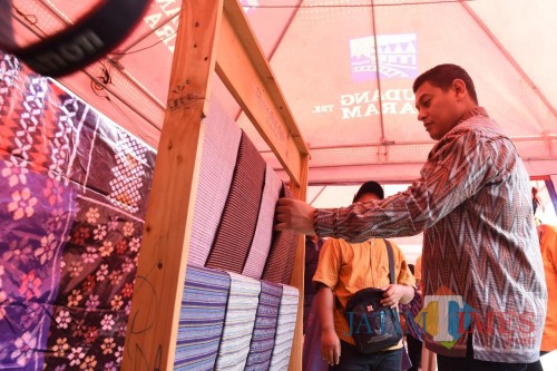 Wali Kota Kediri Abdullah Abu Bakar saat melihat tenun ikat di kampung wisata tenun ikat. (eko Arif s /JatimTimes)