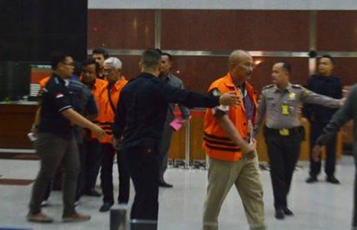 Suparno Hadiwibowo (paling depan) terpidana kasus korupsi Kota Malang yang diduga lakukan percobaan bunuh diri (Istimewa)