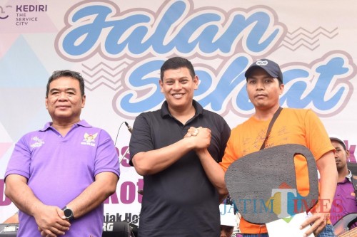 Wali kota Kediri memberikan hadiah kepada pemenang jalan santai. (eko Arif s /JatimTimes)