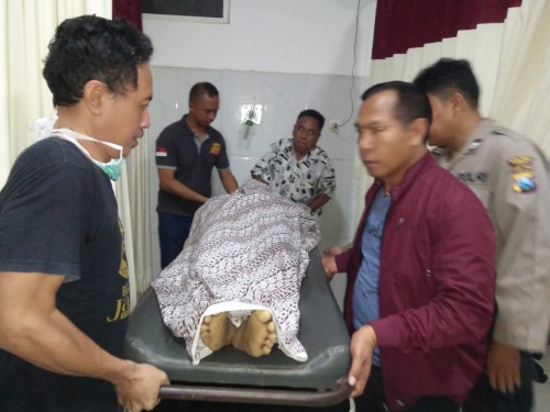 Korban saat hendak dibawa ke RSD Soebandi Jember guna mendapatkan visum. (foto : istimewa / Jatim TIMES)