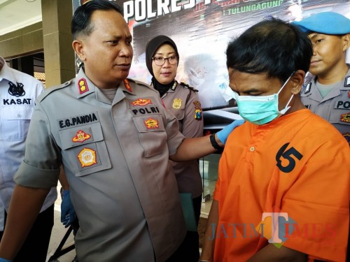 Suparin, tersangka yang tega cabuli anak tirinya hingga hamil 7 bulan. / Foto : Anang Basso / Tulungagung TIMES