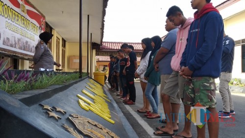 Belasan remaja terjaring razia diamankan di Mapolres Blitar Kota.(Foto : Team BlitarTIMES)