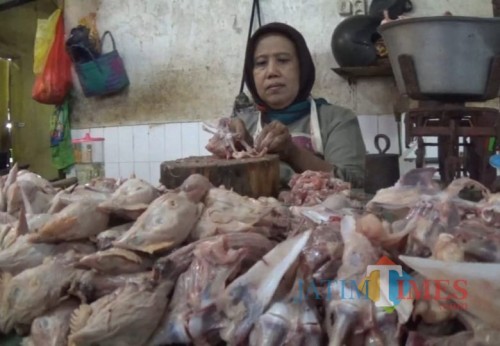 Pedagang daging ayam di Pasar Besar Kota Malang saat mengolah daging untuk dijual. (Arifina Cahyanti Firdausi/MalangTIMES)