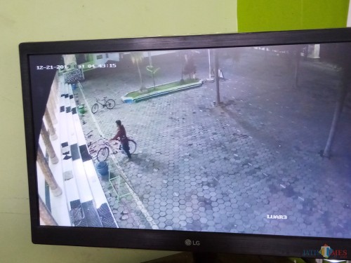 Gambar saat pelaku mengambil sepeda jamaah masjid yang tengah sholat shubuh di Kedungkandang (Anggara Sudiongko/MalangTIMES)