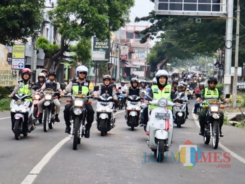 Wali Kota Batu Dewanti Rumpoko saat melakukan patroli gunakan roda dua di Jl Ir Soekarno.