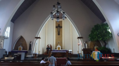 Gereja Katredal Ijen Kota Malang bersiap memberikan pelayanan ibadah Misa Malam Natal. (Arifina Cahyanti Firdausi/MalangTIMES)