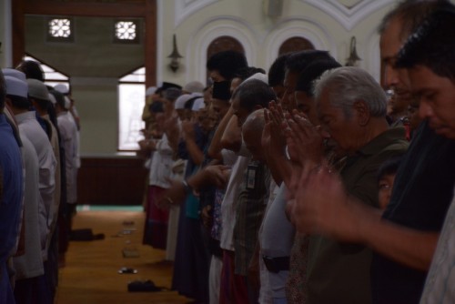 Jamaah salat sunah gerhana matahari di Masjid Jamik Kota Malang melaksanakan ibadah dengan khusyuk. (Istimewa).
