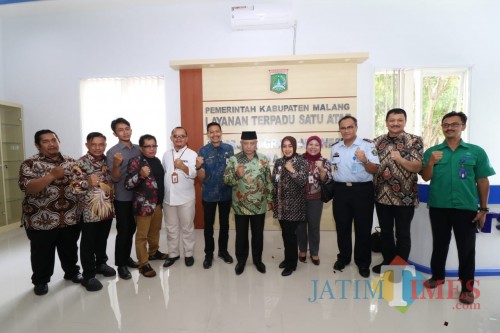 Bupati Malang HM. Sanusi (tengah pakai peci) saat meresmikan Gedung LTSA-PMI.