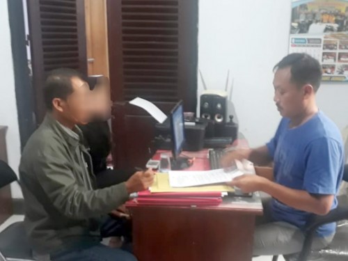 Korban didampingi orang tuanya saat membuat laporan di Mapolsek Sumberbaru (foto : istimewa / Jatim TIMES)