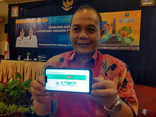 Ketua DPRD Kota Malang I Made Riandiana Kartika saat menunjukkan aplikasi e-Pokir (Arifina Cahyanti Firdausi/MalangTIMES)