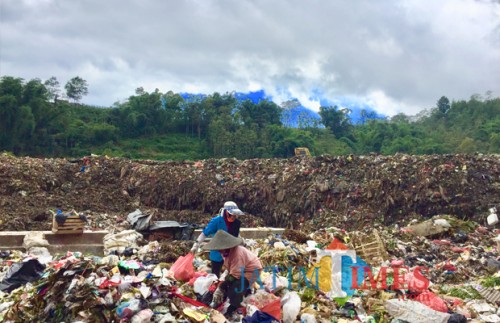 Petugas sedang memilah sampah di TPA, Desa Tlekung, Kecamatan Junrejo. (Foto: Irsya Richa/MalangTIMES)