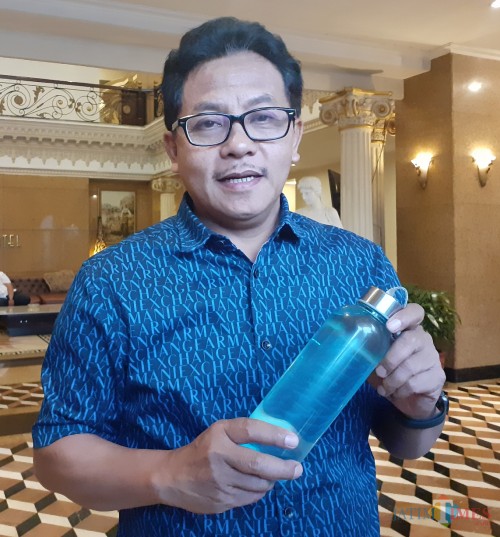 Wali Kota Malang Sutiaji saat menunjukkan pemakaian tumbler dalam aktivitasnya (Arifina Cahyanti Firdausi/MalangTIMES)