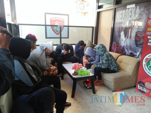 Polisi amankan wamil dan pemuda yang pesta miras.(Foto : Team BlitarTIMES)